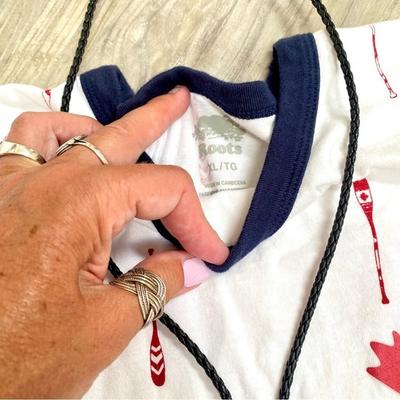 Roots CANADA Tshirt w maple 🍁 leaf & cabin cottage vibe - Picture 7 of 12